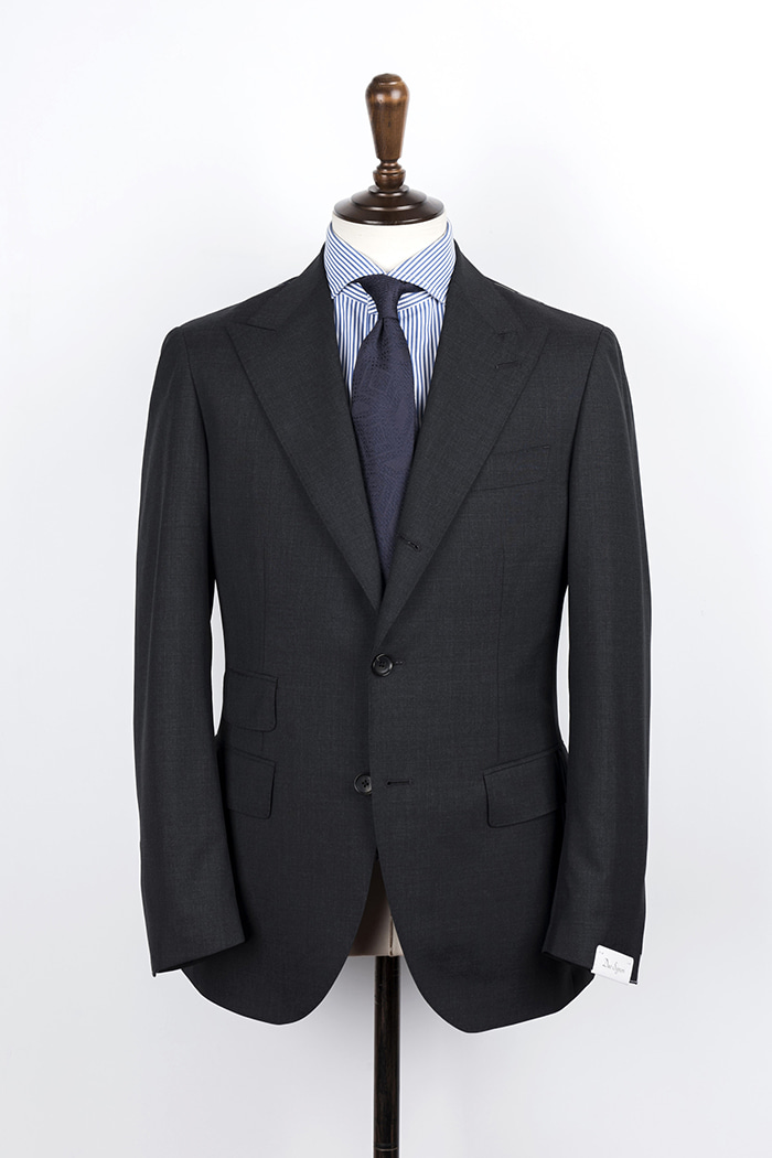 Dark Gray Color Peaked Lapel Suit 120&#039;s (Ticket Pocket) duesignori(두에시뇨리)